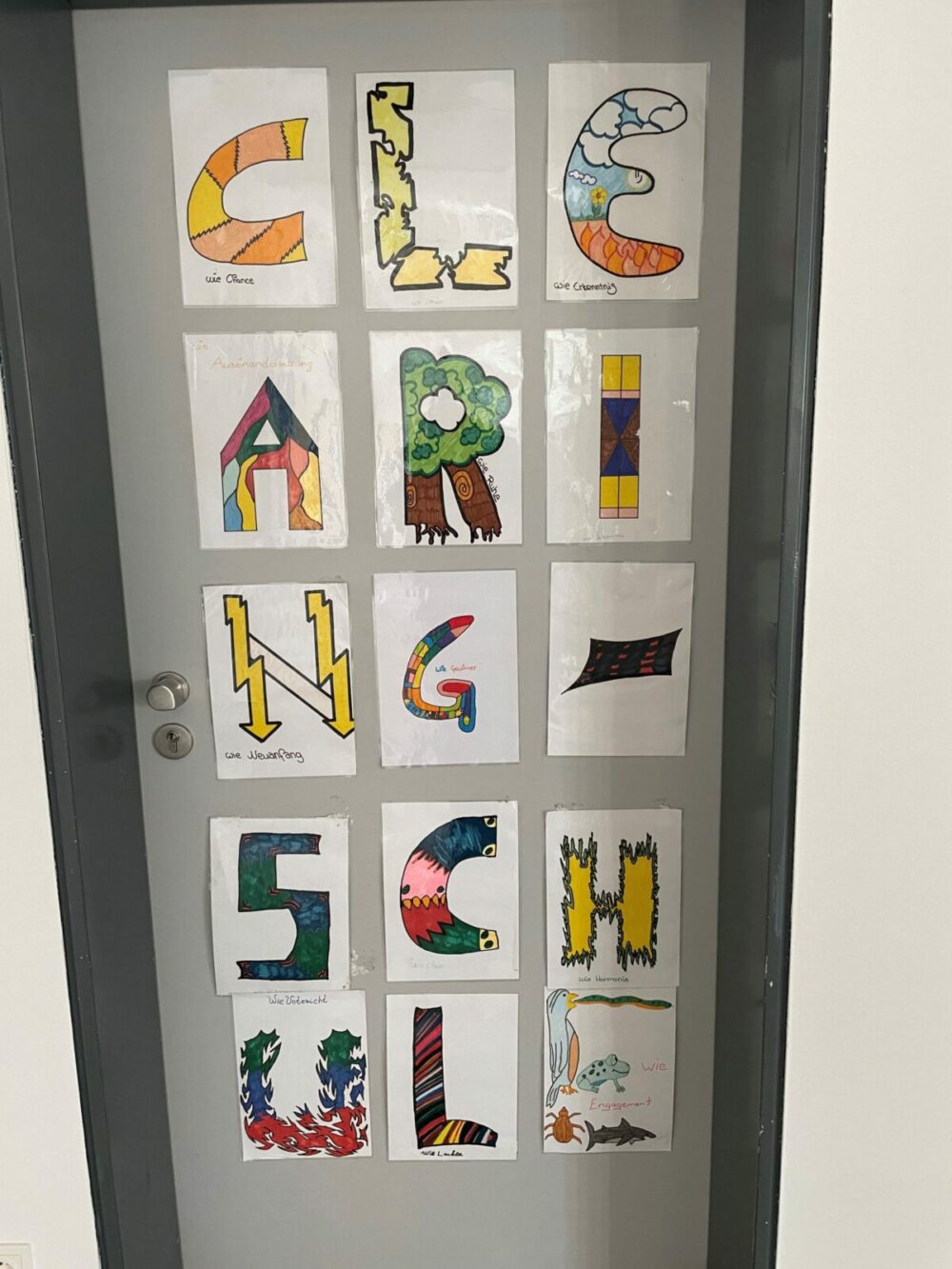 Eine Tür mit zwölf farbenfrohen Zeichnungen, die jeweils einen individuell gestalteten Buchstaben darstellen. Angeordnet in drei Spalten und vier Zeilen ergeben die Buchstaben zusammen „REINIGUNGSPLAN“. Jeder Buchstabe hat einen eigenen künstlerischen Stil.